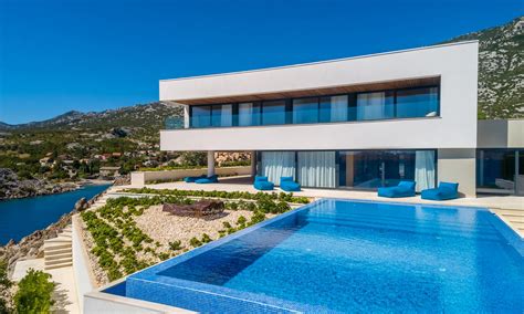 Moderná vila s výhľadom na jazero a hory