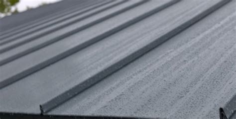 Ukážka strešnej krytiny Lindab Click SRP so stužujúcim prelisom „DN“ a protihlukovou vrstvou Sound Control