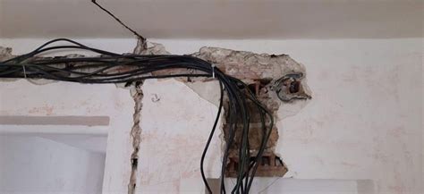 Ilustračná fotografia starých elektrických káblov v stene