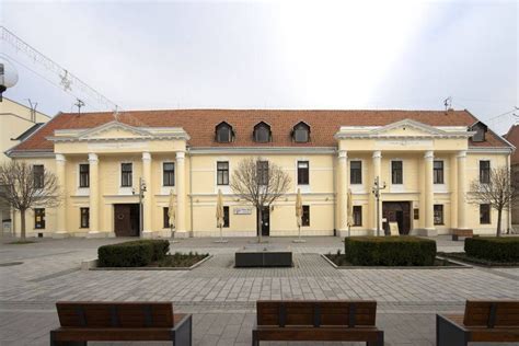 Ilustrácia zobrazujúca komunitné centrum v modernej mestskej štvrti