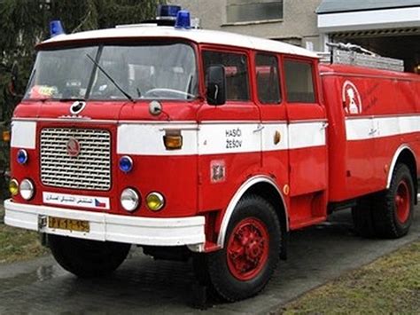 Staré hasičské auto pred garážou