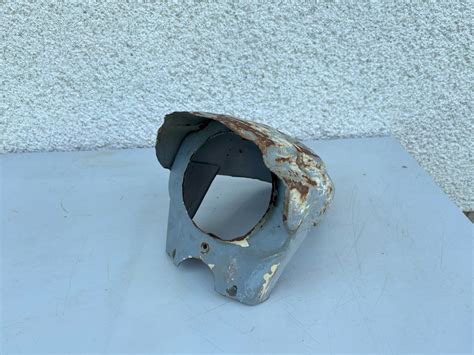 Detail na prednú masku starého automobilu