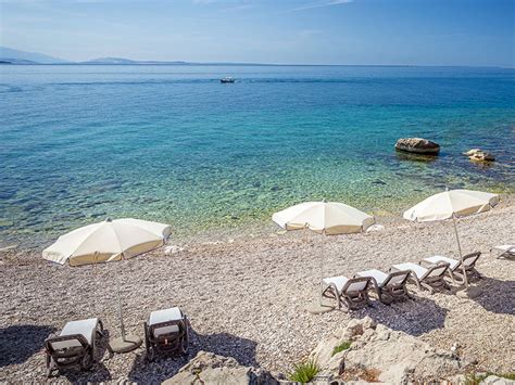 Kamienková pláž v Mandre s krištáľovo čistým morom