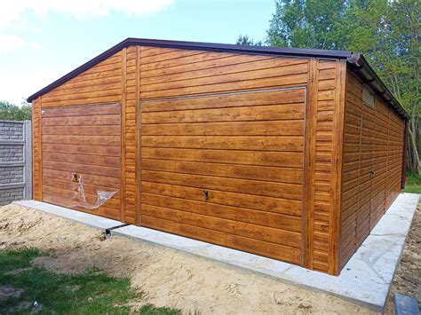 Moderná garáž s dreveným obkladom