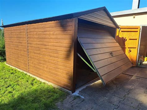 Montovaná plechová garáž s dreveným dekorom