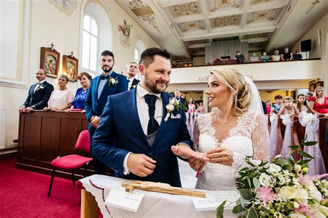 Svadobný kameraman zachytávajúci dôležité momenty