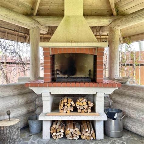 Detail murovaného krbu v altánku