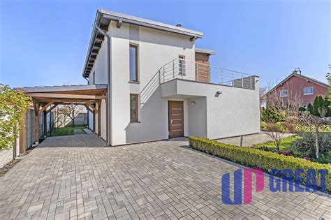 Pohľad na rodinný dom s altánkom a vonkajším krbom