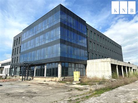 Ilustračná fotografia modernej budovy s pozemkom