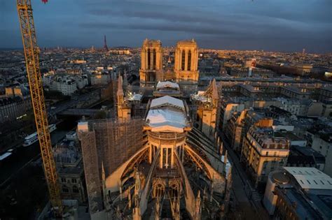 Vonkajší pohľad na katedrálu Notre-Dame po obnove