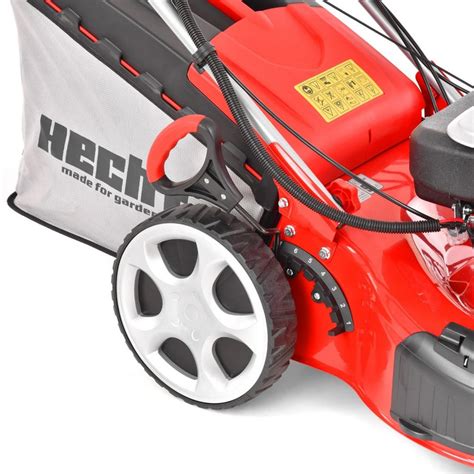 Detail benzínovej kosačky s otvoreným krytom motora