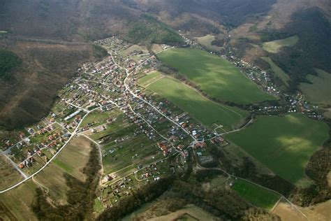 Panoráma obce Sokoľ s okolitými lesmi