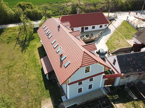 Tradičná červená strecha v krajine