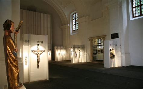 Interiér kostola s expozíciou ľudového umenia