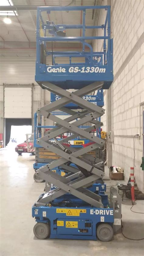 Infografika porovnávajúca elektrické, dieselové a hybridné nožnicové plošiny