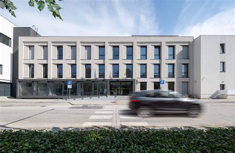 Pohľad na modernú administratívnu budovu s prvkami historickej architektúry