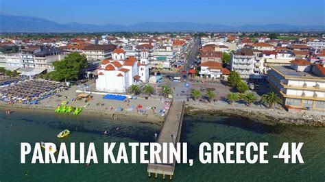 Pohľad na letovisko Paralia Katerinis s pohorím Olymp v pozadí