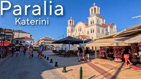 Rušná ulica v centre Paralia Katerinis s reštauráciami a obchodmi