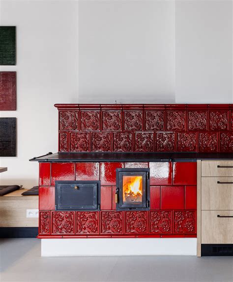 Dizajnový kachľový sporák v modernej kuchyni