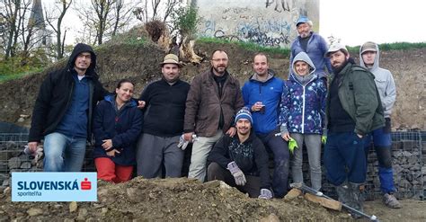 Fotografia dobrovoľníkov pracujúcich na obnove cintorína