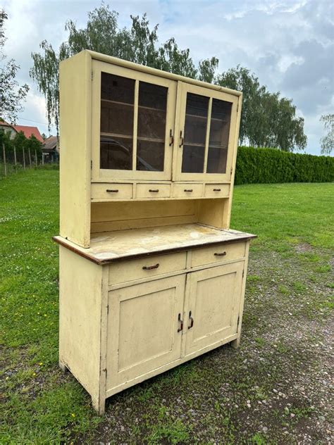 Kuchynský kredenc a otvorené police vo vintage kuchyni