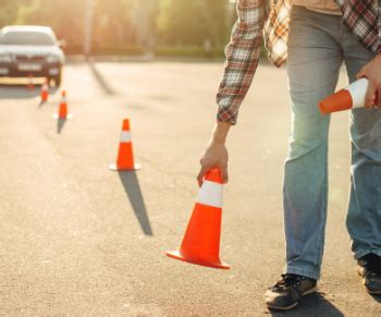 Ilustrácia znázorňujúca teoretickú a praktickú časť vodičského kurzu