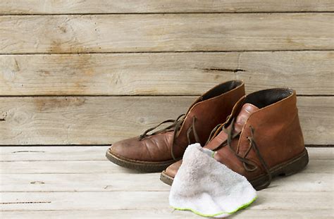 Čistenie hladkej koženej obuvi