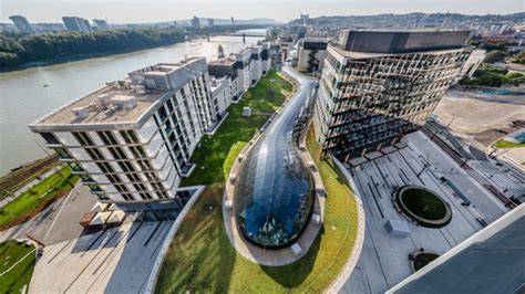 Moderná architektúra polyfunkčného objektu Septimo Bratislava