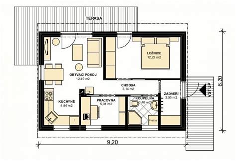 Architekt kreslí plány domu s terasou