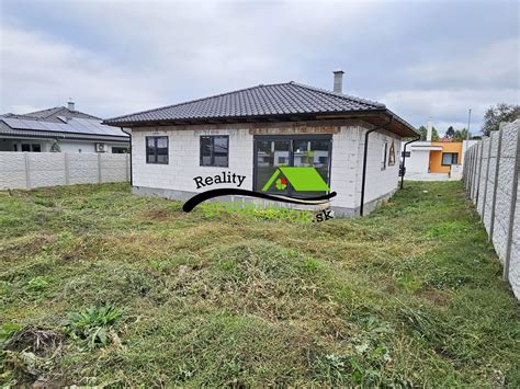 Ilustračný obrázok rodinného domu vo výstavbe na slnečnom pozemku