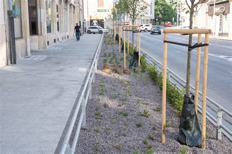 Ilustrácia moderného chodníka s cyklostojanom