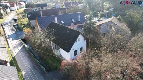 Fotografia malebnej dedinky v prírode