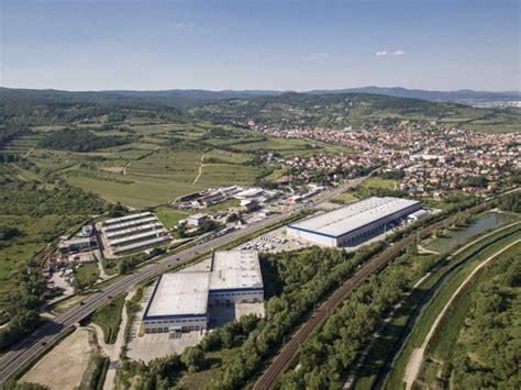 Ilustračná fotografia modernej výrobnej haly