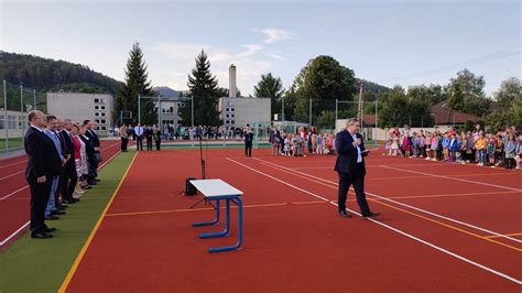 Fotografia Brezovej pod Bradlom s dominantou Bradla