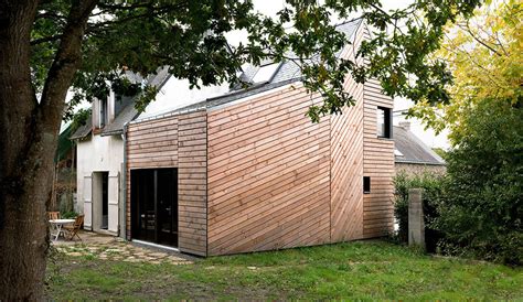 Moderná drevená prístavba k starému domu