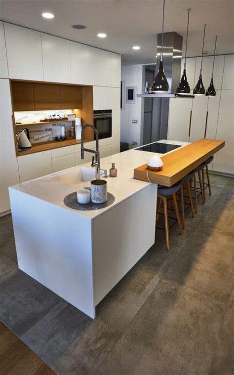 Moderná kuchyňa s medeným ostrovčekom