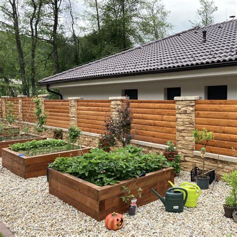 Drevený plot s drevenými stĺpmi