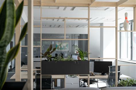 Ilustračná fotografia moderných kancelárskych priestorov s dostatkom denného svetla.