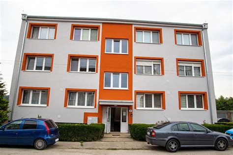 Fasáda bytového domu v centre Zvolena