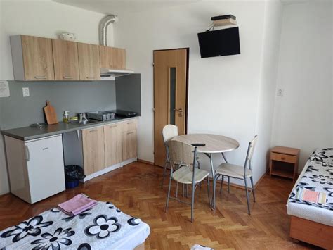 Ilustračná fotografia modernej garsónky v mestskej zástavbe