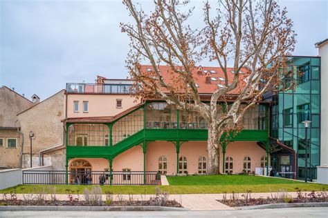 Ulica P. O. Hviezdoslava v Leviciach s hradom v pozadí