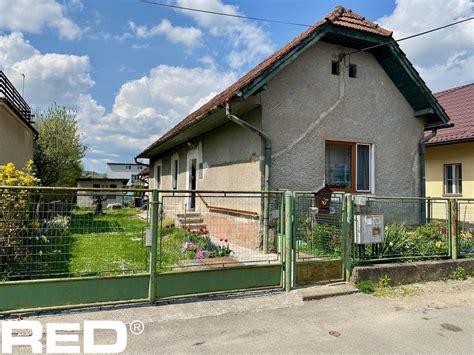 Dom s pozemkom a zeleňou