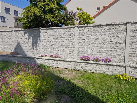 Betónový plot s moderným vzhľadom