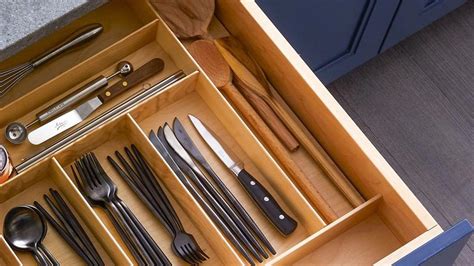 Infografika s tipmi na organizáciu kuchynských skriniek