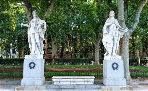 Sochy na atike Primaciálneho paláca