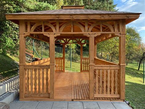 Historický drevený altánok v záhrade