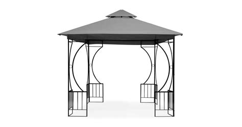 Záhradný altánok s pohodlným sedením a dekoráciami