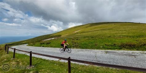 Cyklista na ceste popri Dunaji s pohľadom na Ostrihom