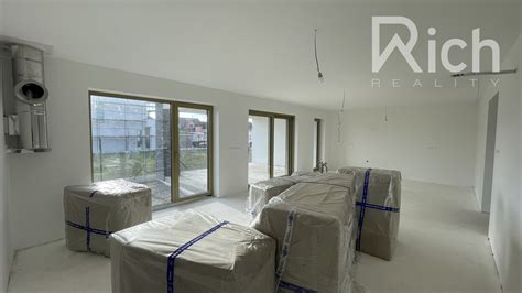Moderná novostavba apartmánového domu pri mori