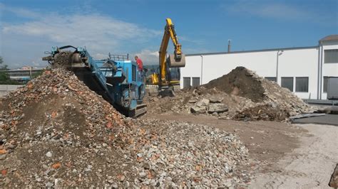 Proces drvenia stavebného odpadu